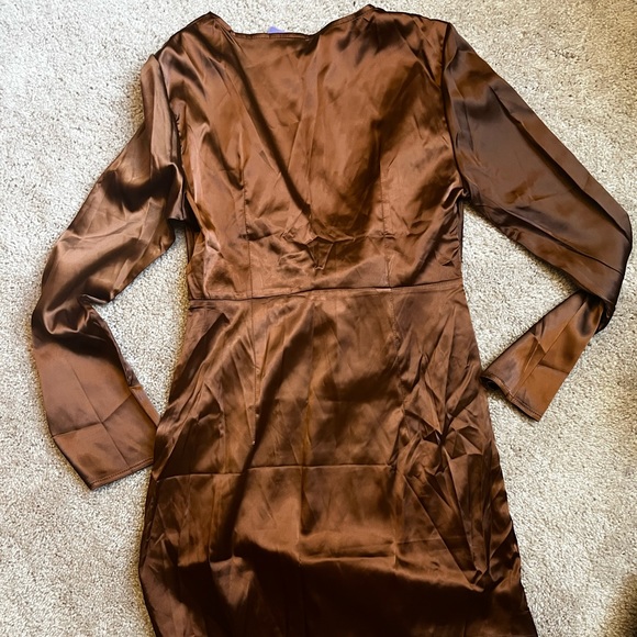 Silky V Neck Long sleeve dress - Picture 2 of 2